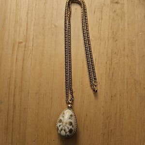 Elegant Gold and White Pendant Necklace
